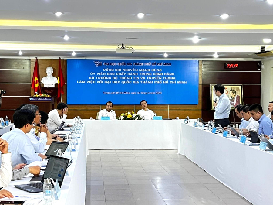 Chuyên gia trình bày kiến nghị với Bộ trưởng Bộ Thông tin & Truyền thông Chuyên gia trình bày kiến nghị với Bộ trưởng Bộ Thông tin & Truyền thông