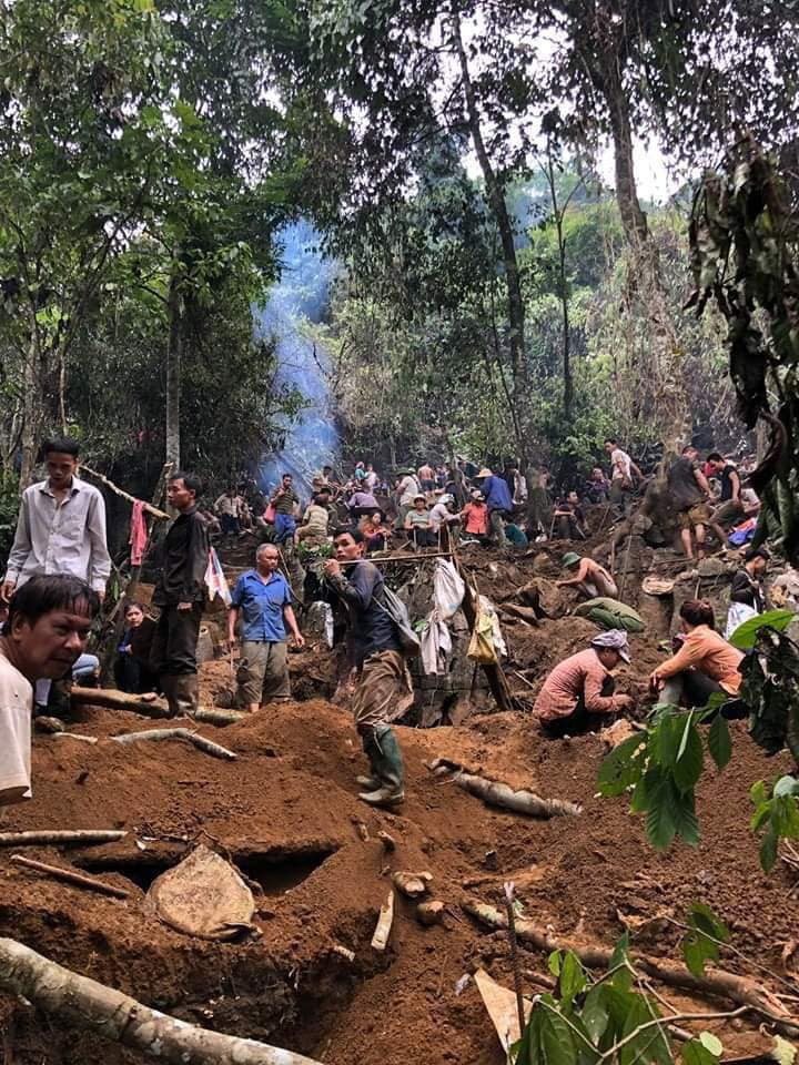 Người dân "xới tung" bãi Bưởi nhưng chẳng thấy đá đỏ đâu Người dân "xới tung" bãi Bưởi nhưng chẳng thấy đá đỏ đâu