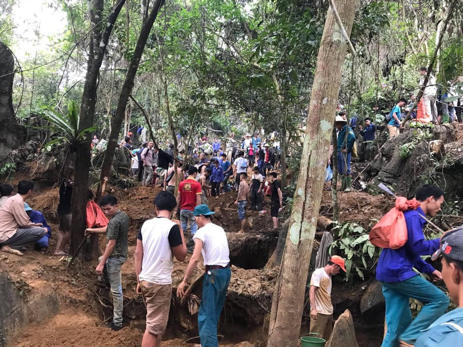 Nhiều học sinh cũng theo cha mẹ "lên non" đào đá Nhiều học sinh cũng theo cha mẹ "lên non" đào đá