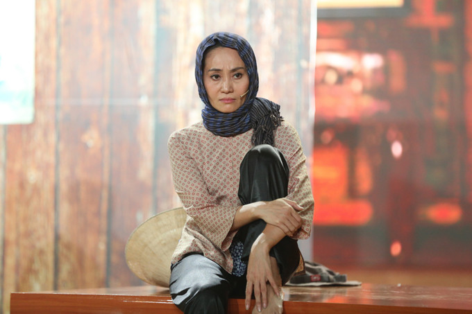 Lấy cảm hứng từ tác phẩm "Cuối mùa nhan sắc"của nhà văn Nguyễn Ngọc Tư, đạo diễn Ngọc Duyên dàn dựng vở kịch "Màu son cũ"xoay quanh câu chuyện đáng thương về tuổi già cô đơn của người nghệ sĩ. le-phuong-om-chat-ban-trai-moi-du-dung-canh-tinh-cu-quy-binh-7