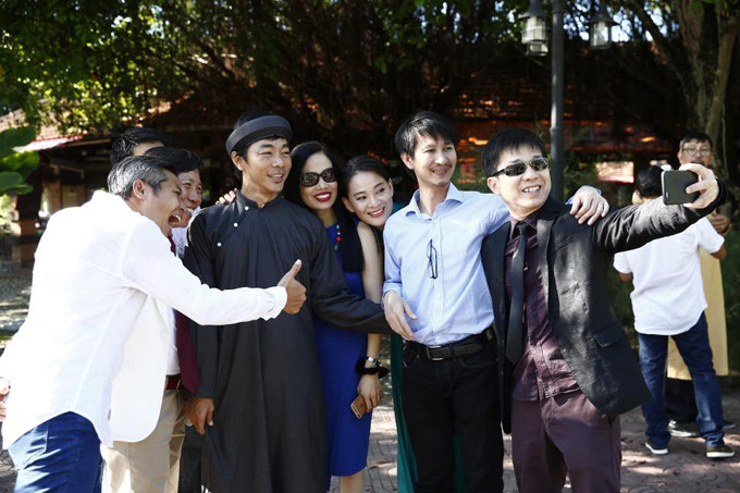 Đạo diễn phim "Cánh đồng bất tận" Nguyễn Phan Quang Bình (thứ hai từ phải qua), diễn viên Tuyết Thu, đạo diễn Lê Hóa (thứ ba, thứ tư từ phải qua) và nhiều nghệ sĩ hào hứng góp mặt trong ngày vui của Nguyễn Tranh. dao-dien-quay-phim-nguyen-tranh-cuoi-vo-kem-25-tuoi-9