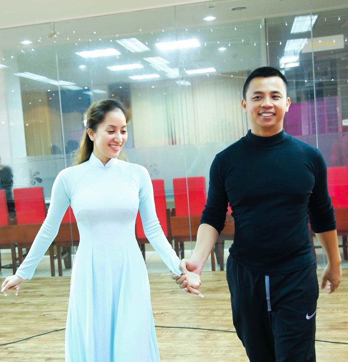 chi-anh-so-vo-ghen-khi-tay-trong-tay-khanh-thi-4