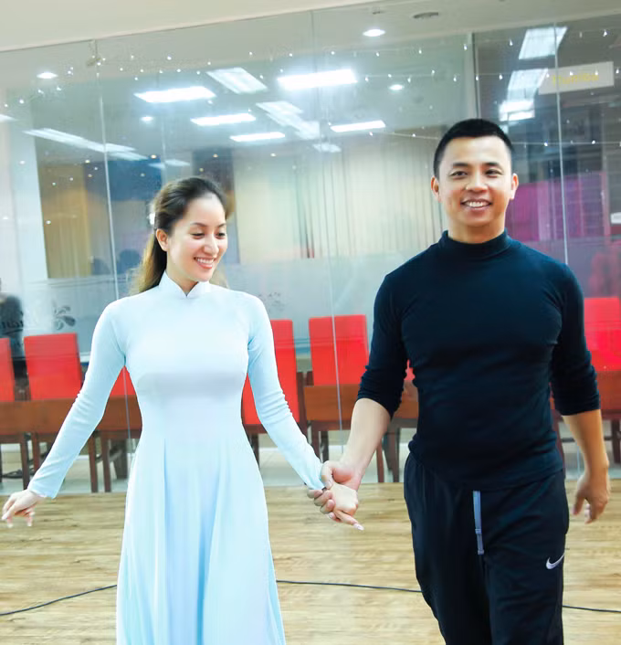 Khánh Thi thì chia sẻ, mọi người hay quan tâm về mối quan hệ giữa họ, nhưng thực tế họ rất thoải mái với nhau. Mỗi lần ra Hà Nội, cô đều đến phòng tập của Chí Anh để luyện tập và đều được vợ của anh chăm sóc chu đáo. chi-anh-so-vo-ghen-khi-tay-trong-tay-khanh-thi-4