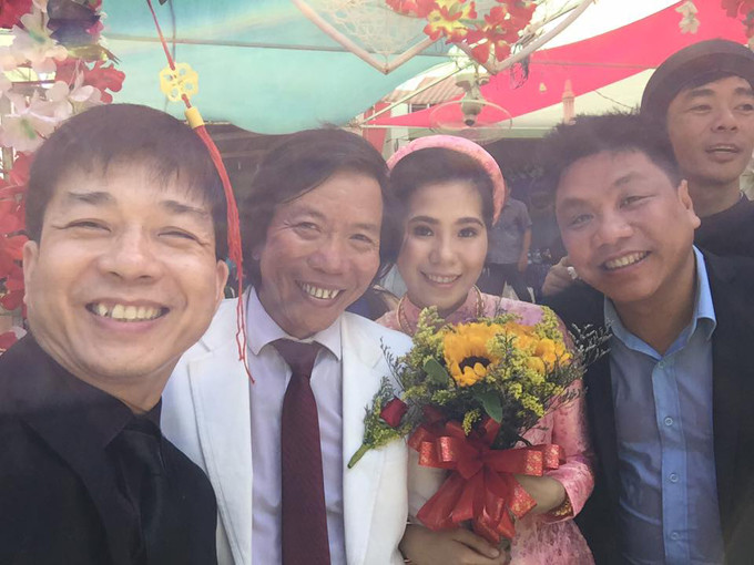 Đôi vợ chồng hạnh phúc cười tươi, chụp ảnh với bạn bè trong hôn lễ ấm cúng tại Sóc Trăng. dao-dien-quay-phim-nguyen-tranh-cuoi-vo-kem-25-tuoi-7