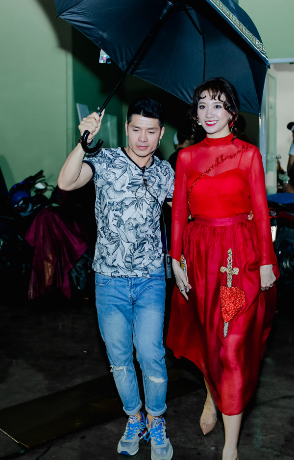 Tối 21/5, Hari Won trở lại chương trình với vai trò giám khảo khách mời. Trời mưa nên nữ ca sĩ được thành viên ban tổ chức ra tận xe hơi đón vào. hari-won-gay-nhom-sau-khi-giam-gan-10-kg