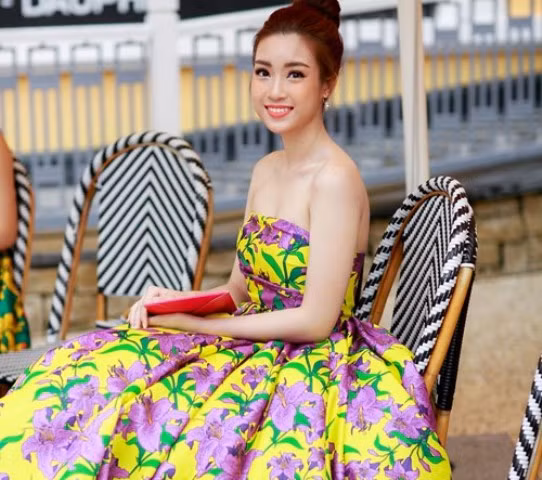 Bộ váy giúp cô khoe vai trần thon thả và quyến rũ.