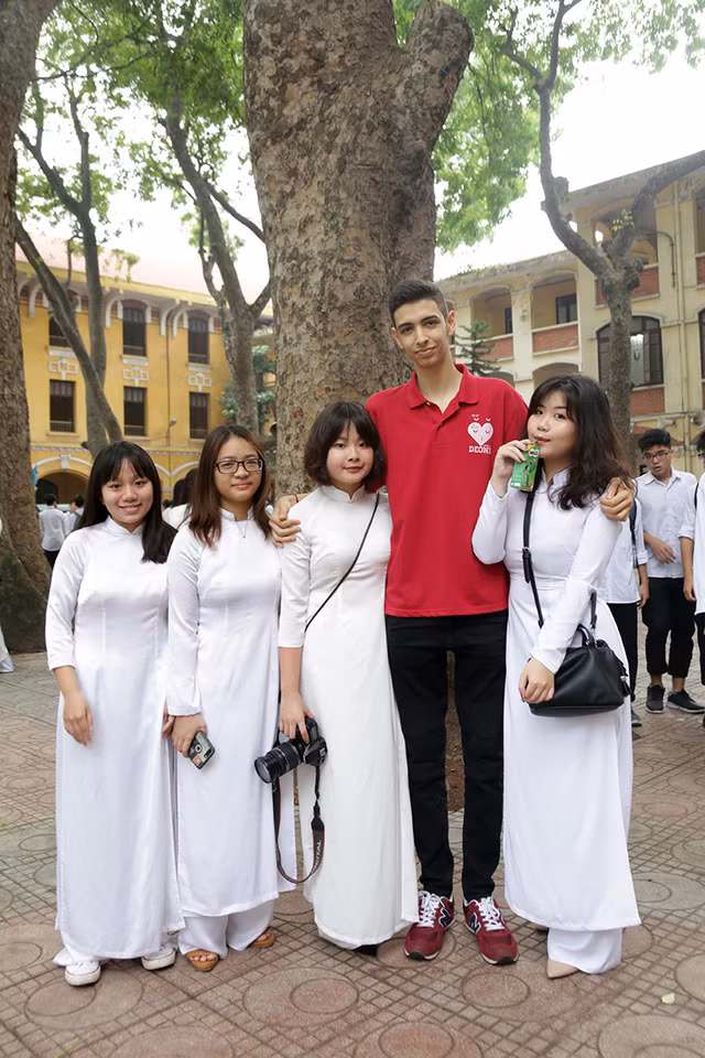  Rufino được nhiều bạn bè trong trường yêu mến vì tính cách thân thiện, hòa đồng, vui tính 