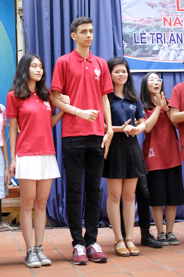  Với chiều cao 1m92, em trai hotgirl Andrea nổi bật trên sân khấu khi cùng người bạn học trình diễn trang phục áo đồng phục lớp 