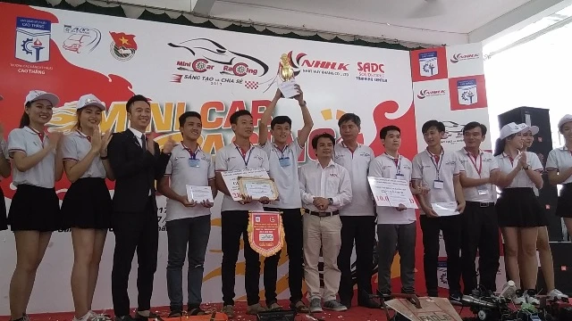 Ban tổ chức trao cúp vàng cho Đội MCR1_CĐ CK 16D đạt chức Vô địch “Mini Car Racing” năm 2017.