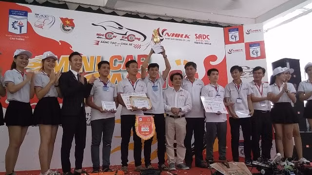Ban tổ chức trao cúp vàng cho Đội MCR1_CĐ CK 16D đạt chức Vô địch “Mini Car Racing” năm 2017.