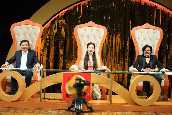 le-phuong-om-chat-ban-trai-moi-du-dung-canh-tinh-cu-quy-binh-8