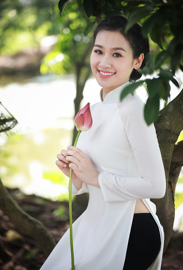 Dịu dàng áo dài trắng giữa đầm sen mùa hạ ảnh 8 Dịu dàng áo dài trắng giữa đầm sen mùa hạ ảnh 8
