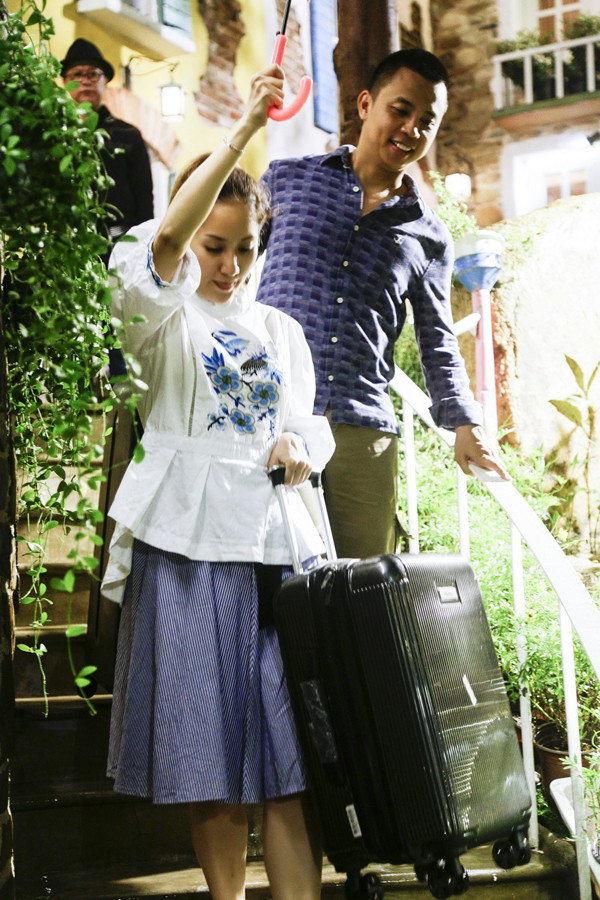 chi-anh-so-vo-ghen-khi-tay-trong-tay-khanh-thi-1