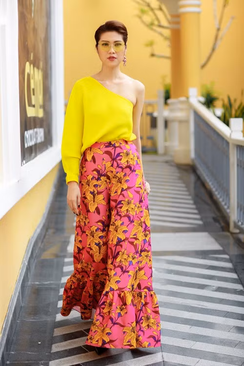 Hoa hậu Mỹ Linh cùng dàn sao đẹp rực rỡ đi xem thời trang ảnh 9