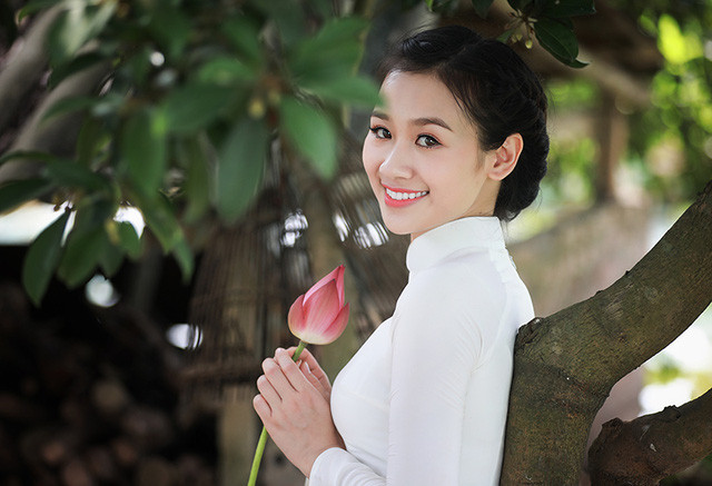 Dịu dàng áo dài trắng giữa đầm sen mùa hạ ảnh 6 Dịu dàng áo dài trắng giữa đầm sen mùa hạ ảnh 6