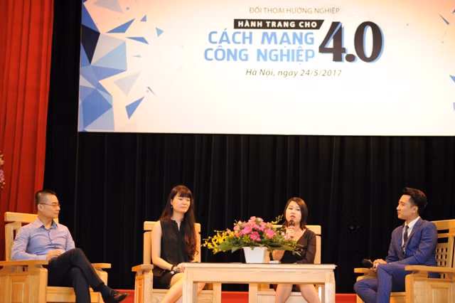 Các diễn giả giao lưu với sinh viên