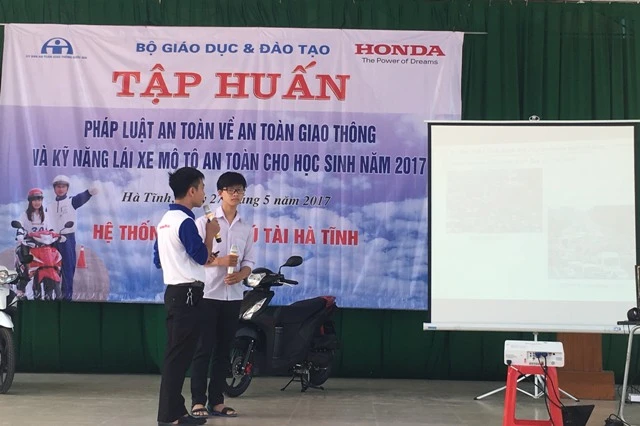 Trang bị kỹ năng lái xe mô tô và pháp luật về an toàn giao thông