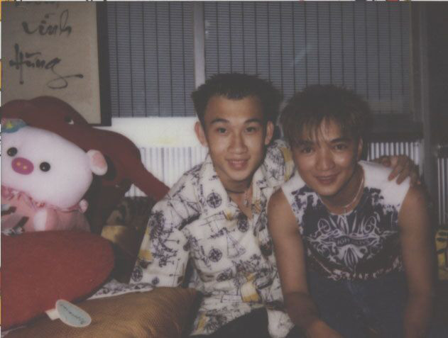 Âm nhạc là cầu nối đưa Đàm Vĩnh Hưng - Dương Triệu Vũ đến với nhau, cũng như vun đắp thêm tình tri kỷngày một gắn bó của cả hai trong suốt 15 năm qua. Và để kể câu chuyện thú vị của mình, cặp đôi đã mượn âm nhạc nói lên tiếng lòng thổn thức bằng album "14 năm 9 tháng". Trong buổi tiệc tối 15/5, khi song ca Ngày mưa của nhạc sĩ Hạnh Vân, Đàm Vĩnh Hưng đã kể lại cuộc gặp gỡ đầu tiên với Dương Triệu Vũ. Họ gặp nhau trong mùa mưa tháng 6/2002, khi Dương Triệu Vũ về Việt Nam quay một MV làm kỷ niệm.Dương Triệu Vũ thừa nhận, lúc ấy chỉ ấn tượng giọng ca của Quang Dũng chứ không thích Đàm Vĩnh Hưng. Tuy nhiên, trong buổi nghe Mr. Đàm hát tại phòng trà M&Tôi, khi đàn anh thể hiện Tháng sáu trời mưa, Dương Triệu Vũ như "trúng tiếng sét" và… đi theo Đàm Vĩnh Hưng. Sau buổi gặp gỡ đó, Dương Triệu Vũ tâm sự với Đàm Vĩnh Hưng về việc làm một sản phẩm âm nhạc để kỷniệm mang tên Tình lỡ trăm năm. Phát hiện chất giọng tốt của em trai Hoài Linh, Đàm Vĩnh Hưng đã thuyết phục gia đình nam danh hài cho Dương Triệu Vũ bước vào con đường ca hát. mr-dam-duong-trieu-vu-tinh-cam-danh-cho-nhau-mai-khong-hoi-han