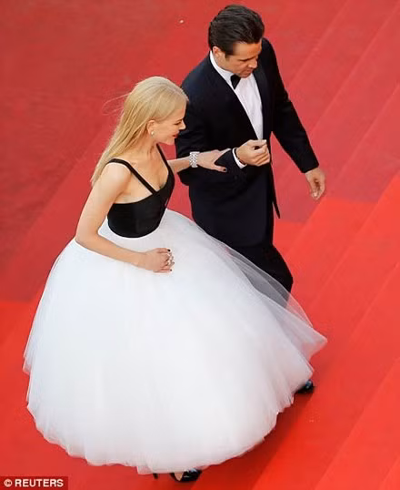 ‘Thiên nga trắng’ Nicole Kidman đắm say bên chồng tại Cannes ảnh 9