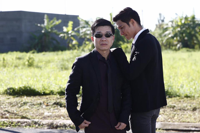 Nhiếp ảnh Đoàn Minh Tuấn ăn mặc bảnh bao, chụp ảnh cùng diễn viên Huy Khánh. Nhiều người trêu trông cả hai tạo dáng như một ban nhạc nam. dao-dien-quay-phim-nguyen-tranh-cuoi-vo-kem-25-tuoi-10