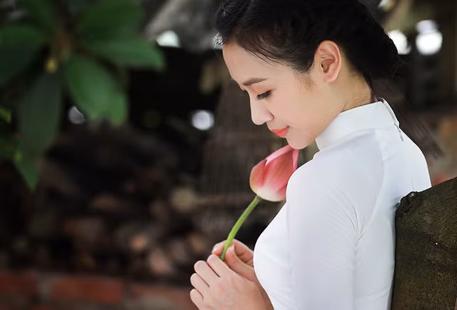 Dịu dàng áo dài trắng giữa đầm sen mùa hạ ảnh 9