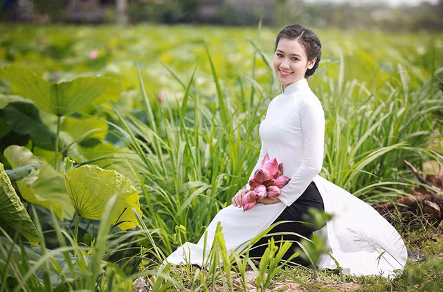 Dịu dàng áo dài trắng giữa đầm sen mùa hạ ảnh 4