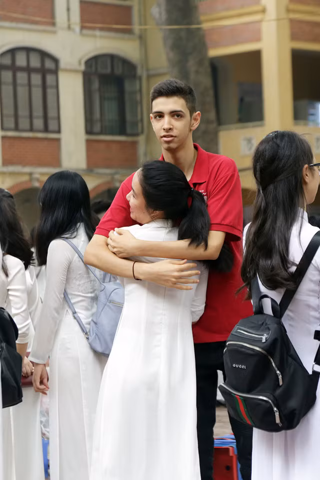  Ôm hôn chia tay những người bạn học của mình. 