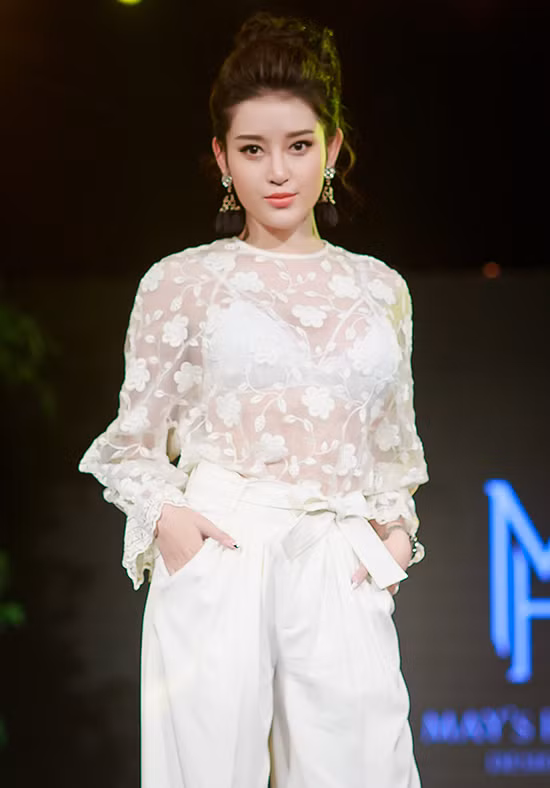 huyen-my-mac-ao-xuyen-thau-khoe-noi-y-trang