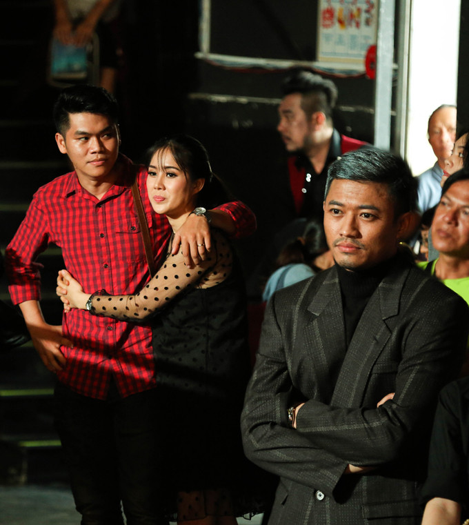 Trung Kiên - Lê Phương tình cờ "chạm mặt" Quý Bình khi đến hỗ trợ các đạo diễn dự thi "Kịch cùng Bolero". Một thành viên ban tổ chức cho biết, ởhậu trường, dù đứng gần nhau nhưng họ không nói chuyện. Lê Phương tình tứ ôm chặt bạn trai Trung Kiên, còn Quý Bình một mình đứng khoanh tay theo dõi phần nhận xét của ban giám khảo dành cho các đạo diễn. le-phuong-om-chat-ban-trai-moi-du-dung-canh-tinh-cu-quy-binh