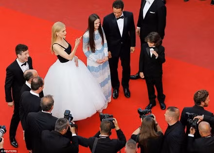 ‘Thiên nga trắng’ Nicole Kidman đắm say bên chồng tại Cannes ảnh 6