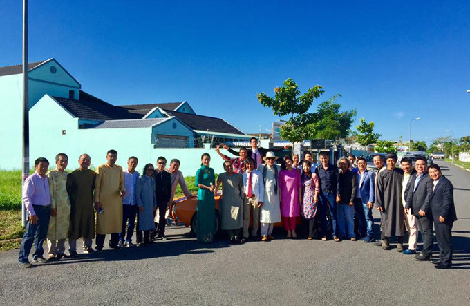 Sáng nay 24/5, đạo diễn, nhà quay phim nổi tiếng Nguyễn Tranh tổ chức hôn lễ với bà xã quê Sóc Trăng. Từ TPHCM, chú rể cùng đoàn nhà trai gồm nhiều gương mặt quen thuộc trong làng giải trí xuất phát về miền Tây rước dâu. dao-dien-quay-phim-nguyen-tranh-cuoi-vo-kem-25-tuoi