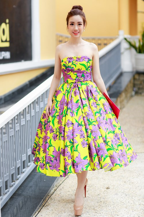 Hoa hậu Mỹ Linh cùng dàn sao đẹp rực rỡ đi xem thời trang ảnh 1