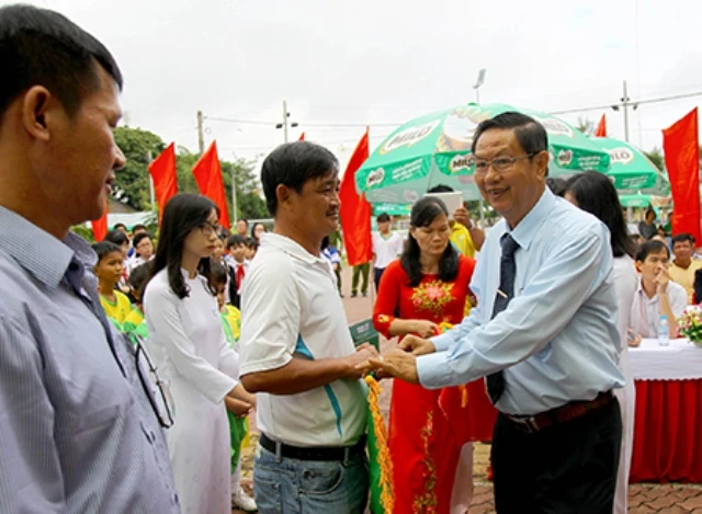 Ông Lê Văn Tâm - Phó Chủ tịch Thường trực UBND TP Cần Thơ - Trưởng Ban tổ chức giải trao cờ, hoa cho các đội về dự giải 