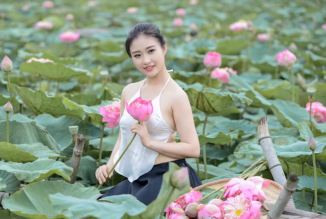 Các bà, các mẹ, các chị ngày xưa sử dụng trang phục này trong sinh hoạt thường nhật và cả trong những ngày lễ hội.