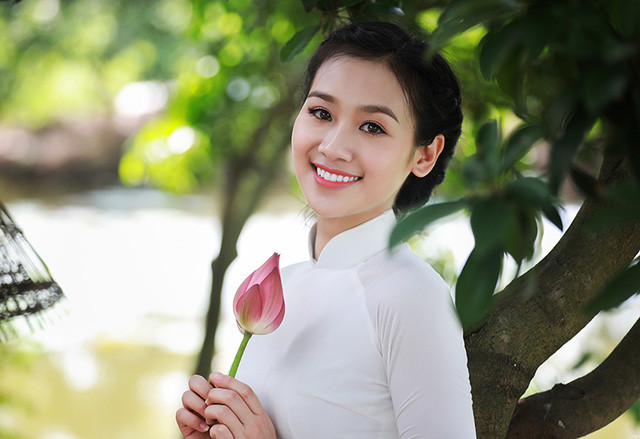 Dịu dàng áo dài trắng giữa đầm sen mùa hạ ảnh 7 Dịu dàng áo dài trắng giữa đầm sen mùa hạ ảnh 7