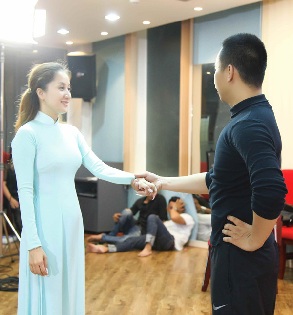 chi-anh-so-vo-ghen-khi-tay-trong-tay-khanh-thi-6