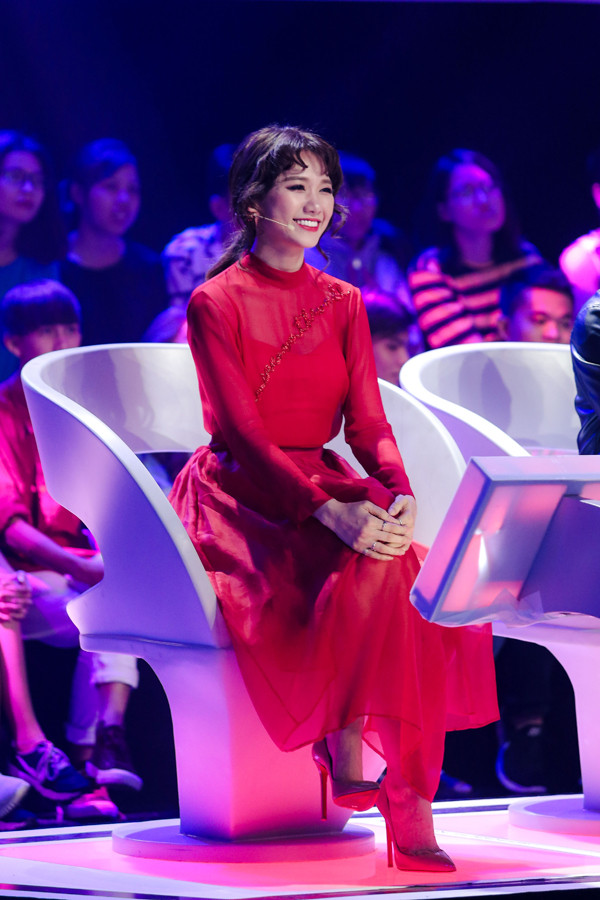 Hari Won hài hước tuyên bố: "Đã đi làm thì người yêu cũng "vứt" hết" khiến mọi người cười nghiêng ngả. hari-won-gay-nhom-sau-khi-giam-gan-10-kg-5