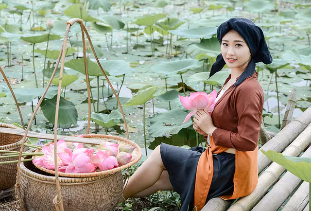 Dáng hình người phụ nữ Việt xưa trong bộ ảnh mùa sen