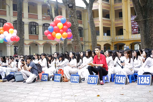  Ngày bế giảng năm học 2016-2017 vừa qua của trường THPT Phan Đình Phùng cũng là sinh nhật lần thứ 19 của Rufino. Nam sinh của lớp 12D1 cho biết sẽ cố gắng thi đỗ Học viện Ngoại giao và từng bước xây dựng ước mơ trở thành Đại sứ Tây Ban Nha tại Việt Nam 