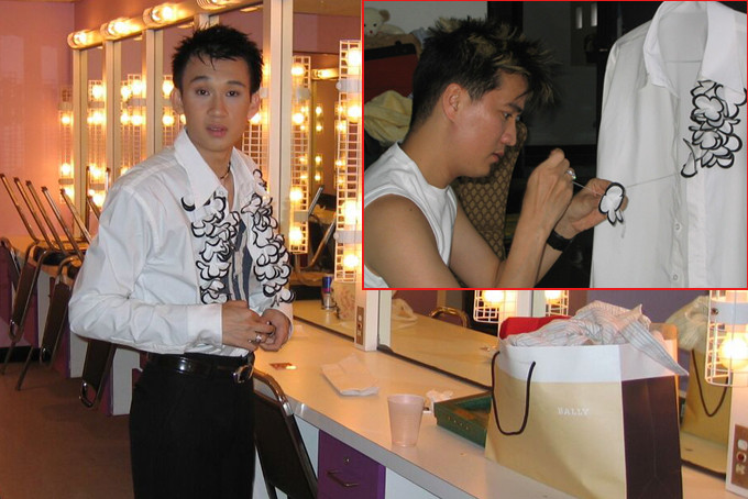 Trong những tháng năm song hành bên nhau, Đàm Vĩnh Hưng lặng lẽ góp nhặt những kỷ niệm với Dương Triệu Vũ. Với Mr. Đàm, kỷniệm về cái áo sơ mi đầu tiên anh tự thêu, đính hoa, khâu từng chiếc bôngcho lần đầu tiên xuất hiện của Vũ trên sân khấu chuyên nghiệp (ghi hình Thúy Nga số 73) như mới ngày hôm qua. mr-dam-duong-trieu-vu-tinh-cam-danh-cho-nhau-mai-khong-hoi-han-5