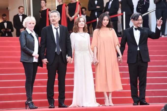 "Cặp đôi ngoại tình" Kim Min Hee và Hong Sang Soo vui vẻ sánh đôi tại LHP Cannes