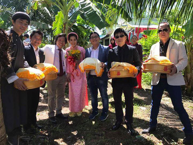 Nhiếp ảnh gia Đoàn Minh Tuấn (thứ hai từ phải qua) và một số bạn bè chí cốt làm phù rể, giúp Nguyễn Tranh bưng lễ vật trong ngày cưới. Chú rể rạng rỡ hạnh phúc tay trong tay với cô dâu sinh năm 1991. dao-dien-quay-phim-nguyen-tranh-cuoi-vo-kem-25-tuoi-3