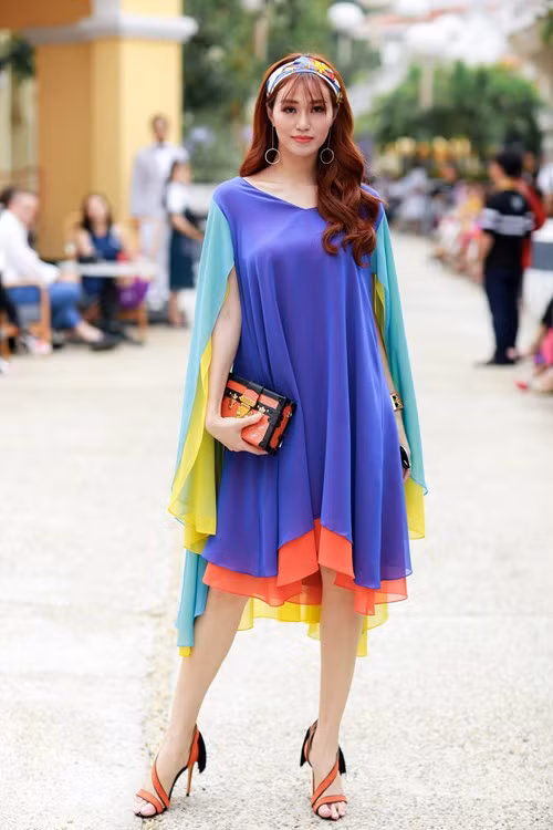 Hoa hậu Mỹ Linh cùng dàn sao đẹp rực rỡ đi xem thời trang ảnh 6