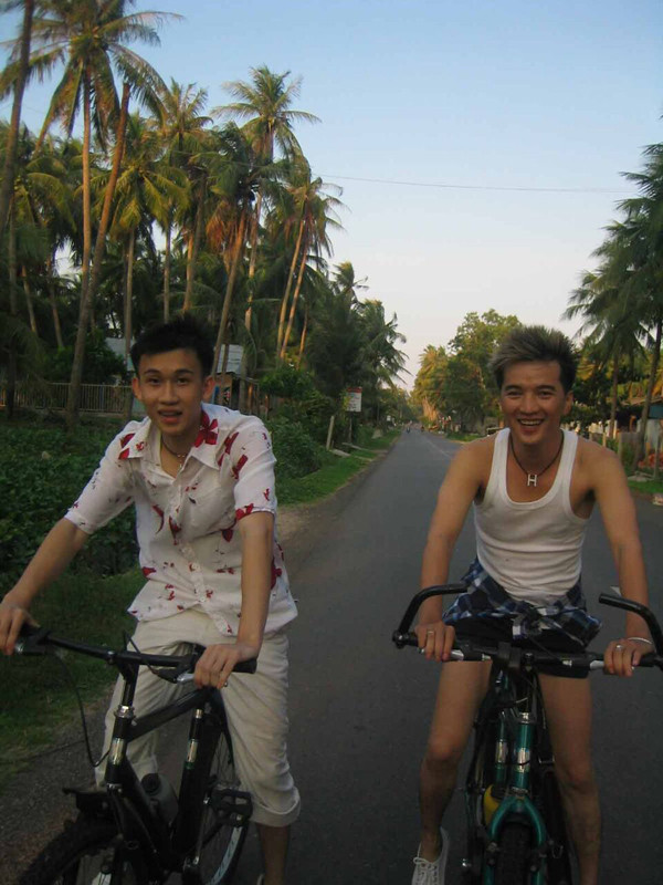 Trong suốt 15 năm gắn bó, bên cạnh những ngọt bùi, cặp đôi cũng trải qua không ít cay đắng, giận hờn. Những lúc ấy, Dương Triệu Vũ luôn... cúp ngang điện thoại khiến Mr. Đàm tổn thương. Mr. Đàm gọi Dương Triệu Vũ là "Mỹ con" và kể: "Khi chúng tôi nói ra cái không đồng quan điểm, kiểu của Mỹ con là cúp ngang điện thoại khi không thích nghe nữa. Tôi rất đau và giận". Song, sau những giận hờn, điều đọng lại trong Mr. Đàm chính là những kỷ niệm đậm sâu không thể nào quên được. "Khi tôi bệnh, nằm trên giường không thiết ăn uống, Vũ đã đến mang cháo bắt tôi phải ăn. Tôi không ăn thì Vũ giận đấm mạnh vào tường chảy máu tay. Hay lúc tôi bị té xuống sân khấu nhà hát Hòa Bình khiến đầu gối bật máu, Vũ là người đầu tiên chạy đến ôm tôi khóc nức nở. Đó là những điều mà cả cuộc đời mình tôi không bao giờ quên được. Tình cảm dành cho nhau mãi không hối hận". mr-dam-duong-trieu-vu-tinh-cam-danh-cho-nhau-mai-khong-hoi-han-2