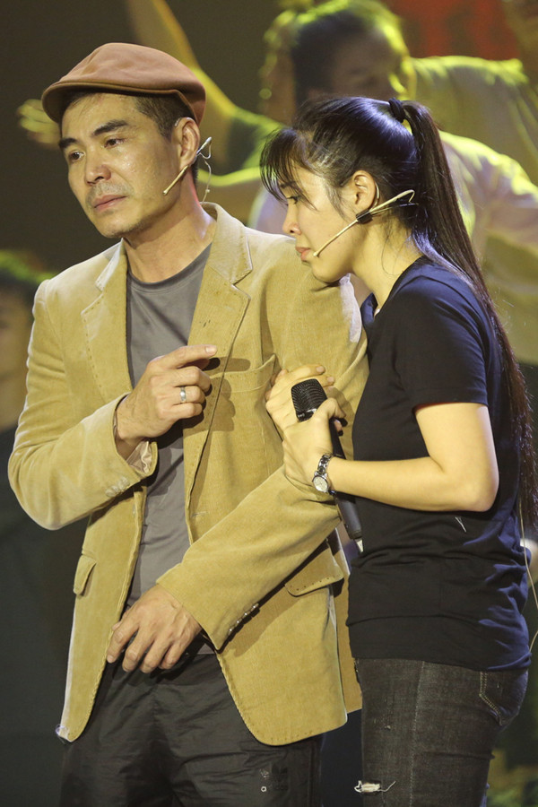 Vở kịch "Hai sắc hoa tigon"xoay quanh câu chuyện tình yêu của Khánh (Lê Phương) và Trình (Trung Dũng) gắn liền với sắc hoa tigon. Vở kịch sẽ cócác ca khúc: "Hai sắc hoa tigon", "Sầu tím thiệp hồng", "Cỏ úa"... le-phuong-om-chat-ban-trai-moi-du-dung-canh-tinh-cu-quy-binh-3