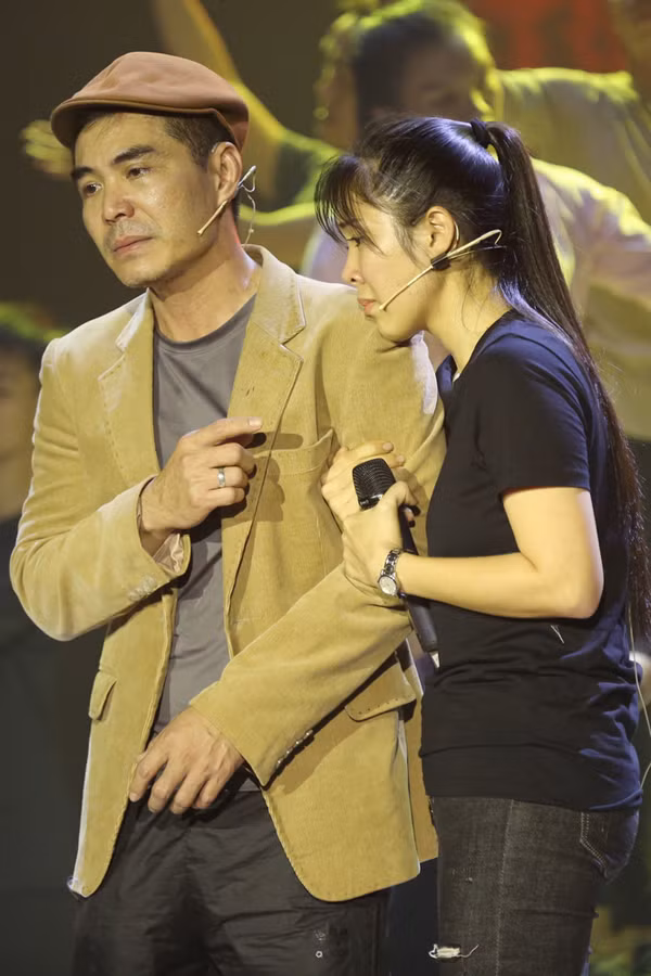 le-phuong-om-chat-ban-trai-moi-du-dung-canh-tinh-cu-quy-binh-3