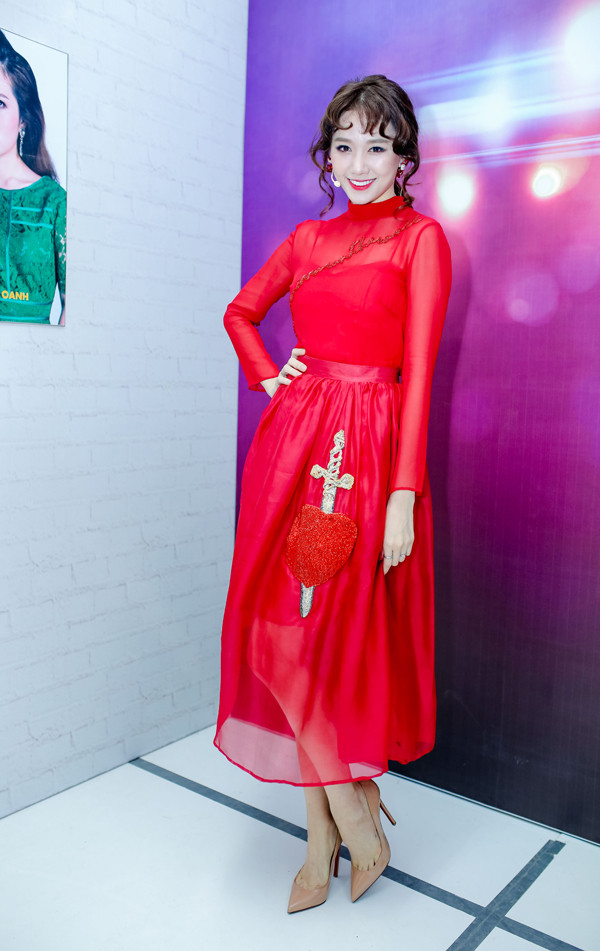 Cách đây vài ngày, Hari khoe đã giảm được 9 kg sau thời gian kiêng khem. Tối qua, trông bà xã Trấn Thành gầy nhom. hari-won-gay-nhom-sau-khi-giam-gan-10-kg-2