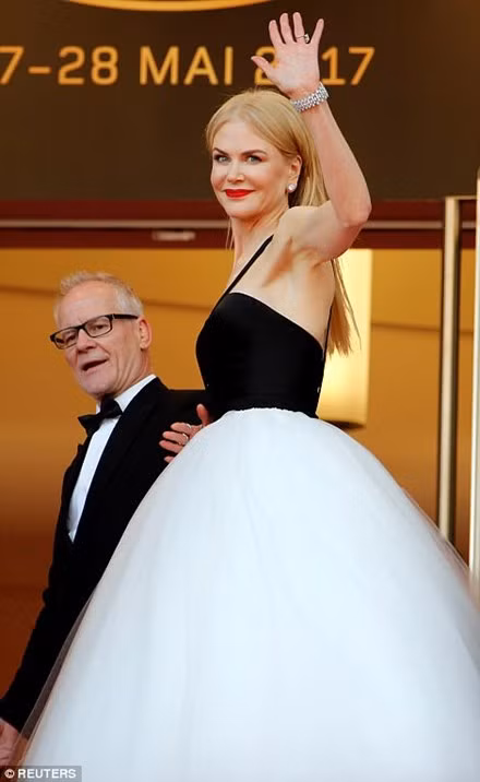 ‘Thiên nga trắng’ Nicole Kidman đắm say bên chồng tại Cannes ảnh 8