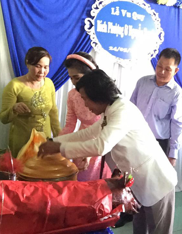 Nguyễn Tranh mang heo quay và sính lễ đầy đủ theo phong tục truyền thốnggồm trà, rượu, trái cây, bánh kẹo... tới nhà gái. dao-dien-quay-phim-nguyen-tranh-cuoi-vo-kem-25-tuoi-4