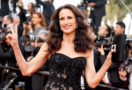 ‘Thiên nga trắng’ Nicole Kidman đắm say bên chồng tại Cannes ảnh 20